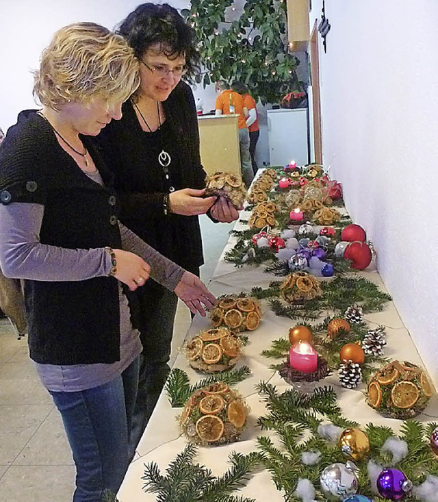 Die Ausstellung der Christbaumkugeln stie in Schnenbach auf Interesse.   | Foto: Ute Aschendorf