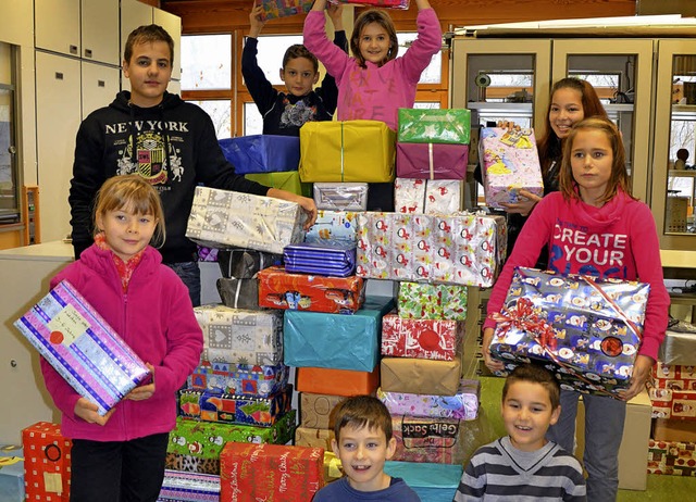 Verpackt und ab nach Rumnien: Schler...haben fr rumnische Kinder gesammelt.  | Foto: bz