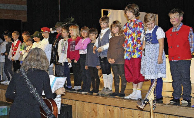 Alle Akteure, die in verschiedene Roll...bach auf der Bhne der Bergkopfhalle.   | Foto: Gerd Sutter