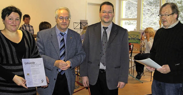 Eine Urkunde als Wrdigung der Koopera...er und Rektor Franz Staudner (rechts).  | Foto: KanN