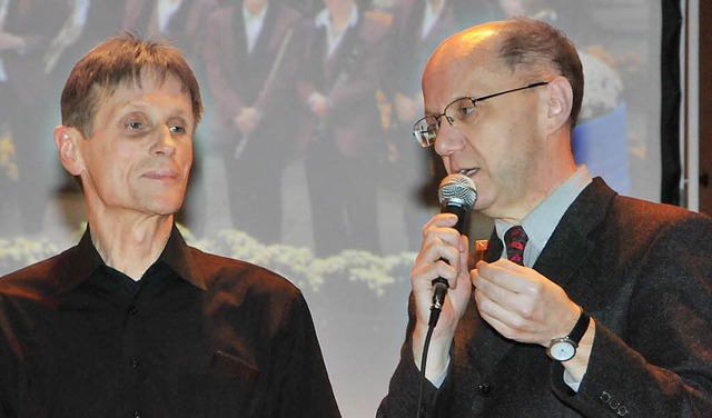 Manfred Eble erhlt vom Vorsitzenden K... Jung (rechts) die hohe Auszeichnung.   | Foto: Florian Tegtmeier