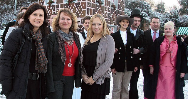 Abschluss im Prinzengarten: Heike Schi...ele (vorne von links) und  Brautpaare.  | Foto: Decoux-Kone