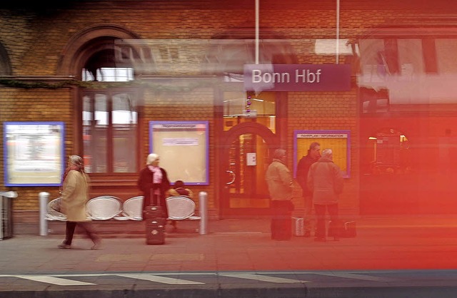 Tatort Hauptbahnhof in Bonn: An Gleis ...de die gefhrliche Tasche abgestellt.   | Foto: dpa