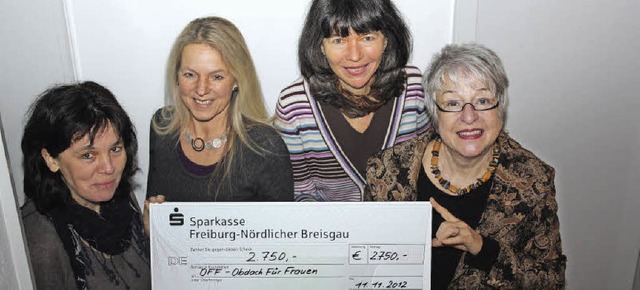 Dorothee Theilacker (von links) und Ma...d Renate Lepach den 2750-Euro-Scheck.   | Foto: Gabi Fssler