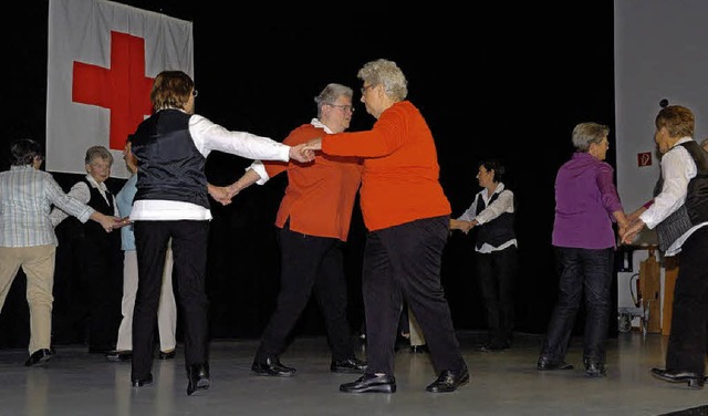 Die Seniorengruppe unter  Leitung von ... ihren Tnzen den Seniorennachmittag.   | Foto: Jrgen Schweizer
