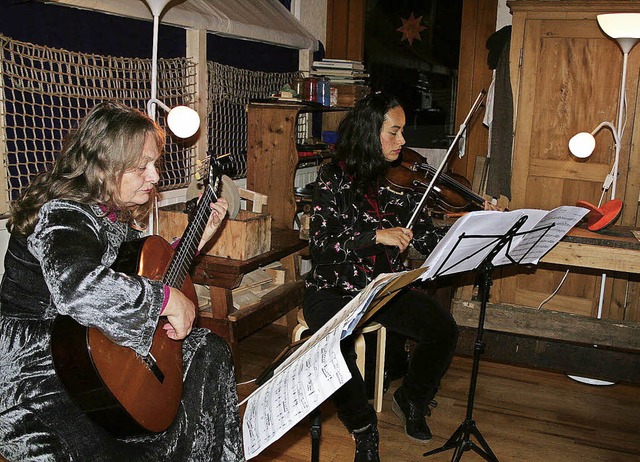 Ulrike Hethey (Gitarre) und Susana Gut...#8222;Sonne&#8220; angeknpft werden.   | Foto: Karin Hei