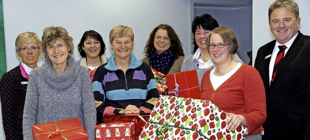 Weihnachtswnsche in Form von Spielzeu...nbogen) und Peter Becker (Sparkasse).   | Foto: Eva Korinth