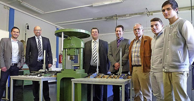 Maschinen und Werkzeuge des Mahlberger...d GmbH &amp; Co. KG gingen nach Lahr.   | Foto: BZ