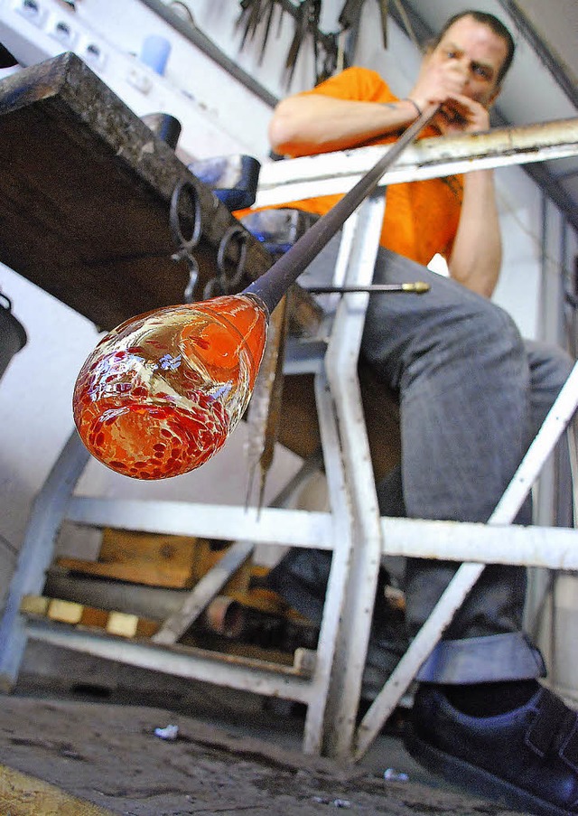 Harvey Mear arbeitet an einer Vase.   | Foto: Ralf Staub
