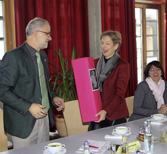 Eine Constanze-Mozart-Rose erhielt Lan...m Besuch der Stadt Zell als Geschenk.   | Foto: Heiner Fabry