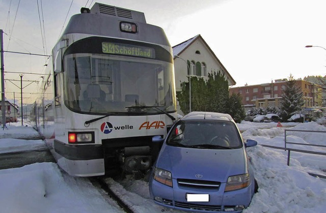 Mehrere Meter schob der Zug das Auto vor sich her.  | Foto: Polizei Aargau