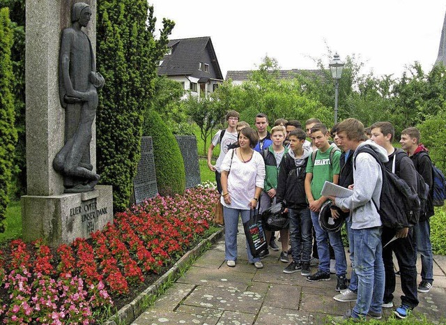 Friesenheimer Schler am Kriegerdenkmal   | Foto: Schule