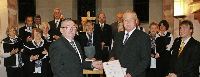 Das Adventskonzert des Gesangvereins B...l Donner (rechts) freute sich darber.  | Foto: cremer