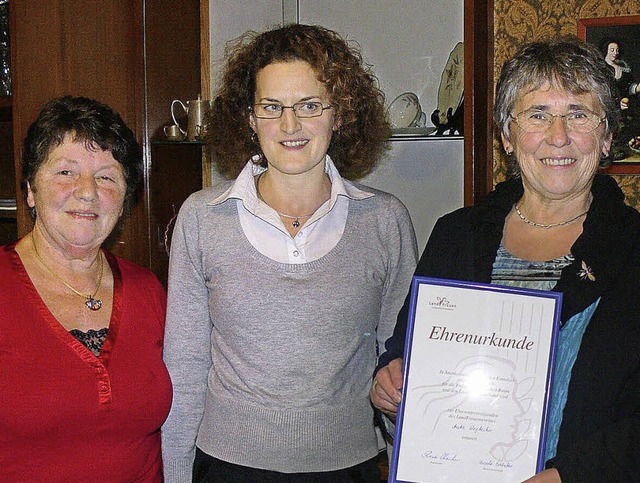 Ursula Eisenbeis und  Barbara Winkler ...ie zur Ehrenvorsitzenden ernannt wird.  | Foto: Dieter Fink