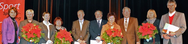 OB Edith Schneider (links) verlieh ver...as Hahn, Dieter Klatt und Walter Rd.   | Foto: stadt