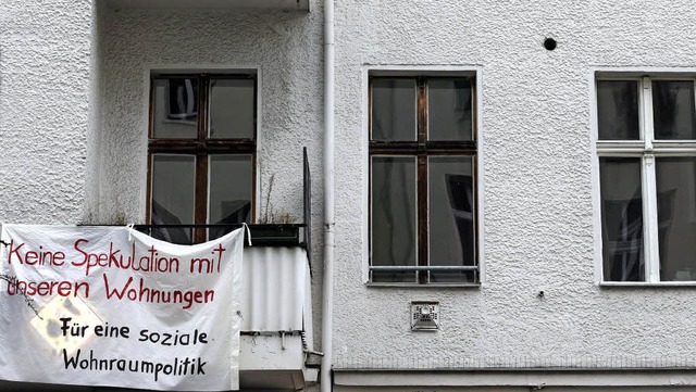 Protestplakat an einer Fassade eines M...ses im Berliner Bezirk Friedrichshain   | Foto: dpa