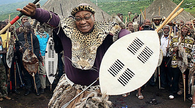 Gibt sich gern volksnah: Jakob  Zuma mit Leopardenfell und Speer   | Foto: AFP