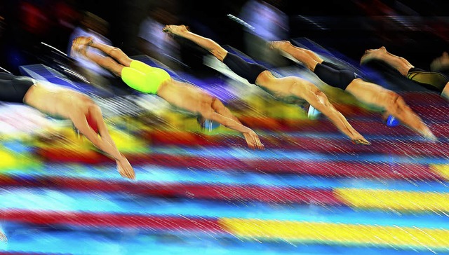 Wie Pfeile schieen die Athleten bei d...elegant ins Schwimmbecken eintauchen.   | Foto: dpa