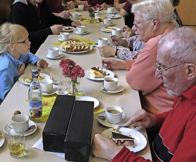 Bei Kaffee und Apfelschorle tauschen s...n aus: Nachmittagscaf des Altenwerks.  | Foto: Dorothee Philipp