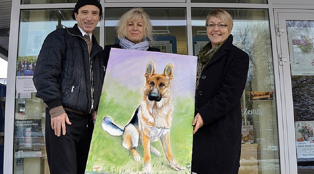 Gruppenbild mit Hund: der Knstler Edu...er BZ und Marie-Luise Weirich vom DRK.  | Foto: Raffael Burgert