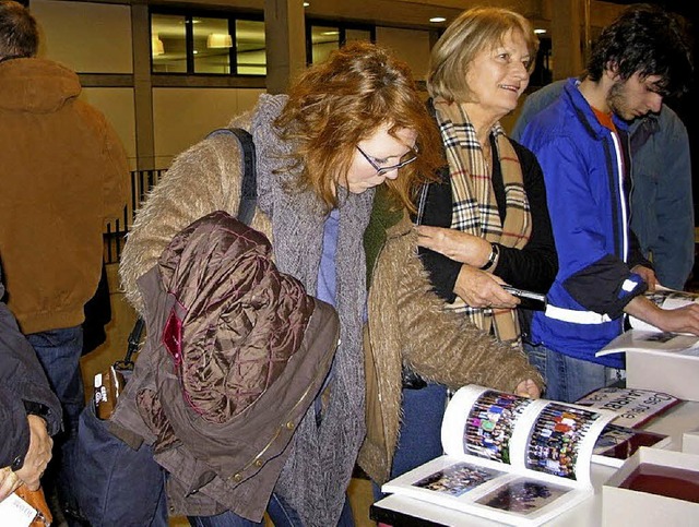 Das Jahrbuch des Gymnasiums  findet stets groes Interesse.  | Foto: Beha