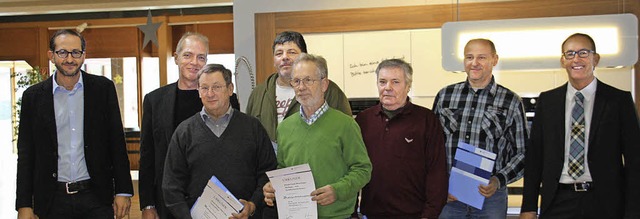 Sechs Mitarbeiter wurden im Rahmen ein...tsfhrer Martin und Mike Maier geehrt.  | Foto: Christiane Franz