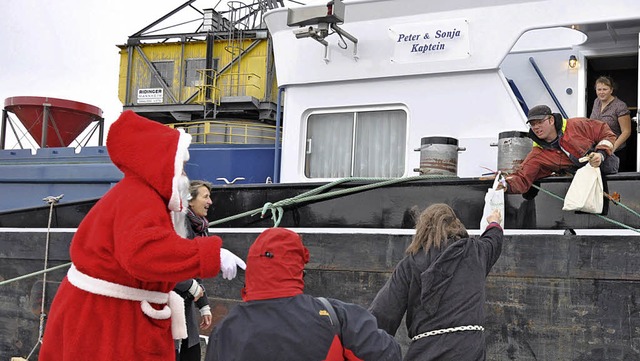 Nikolaus und Knecht Ruprecht der Sport...nenschiffern auf dem Rhein Geschenke.   | Foto: Kai Kricheldorff