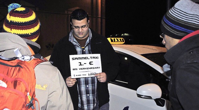 Taxifahrer Sofian Khanchouch im Gesprch mit Fahrgsten   | Foto: Ehrlich
