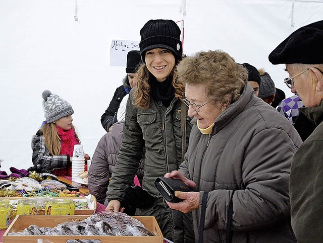 Bei Glhwein und Waffeln bewunderten (...lbstgemachte Kekse, Kuchen und Karten.  | Foto: Martina Proprenter