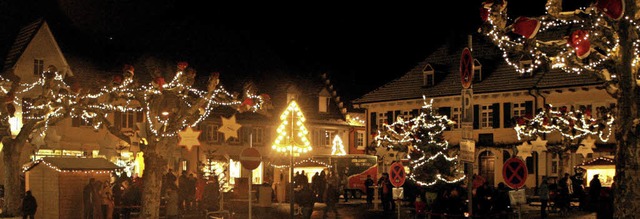 In stimmungsvollem Licht prsentierte ...erstag die Kanderner Weihnachtsstrae.  | Foto: Reinhard Cremer