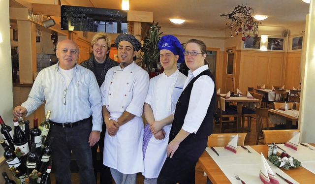 Das Team der Pizzeria Neustadt und  In...nz links) freuen sich auf ihre Gste.   | Foto: Silke Hartenstein