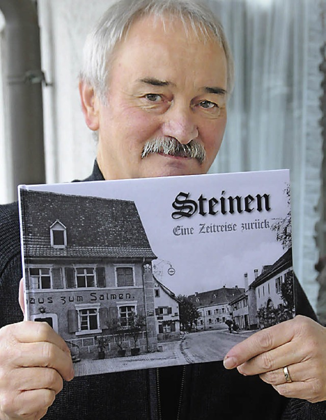 Gerhard Schaum mit seinem neuen Bildband.   | Foto: Bergmann