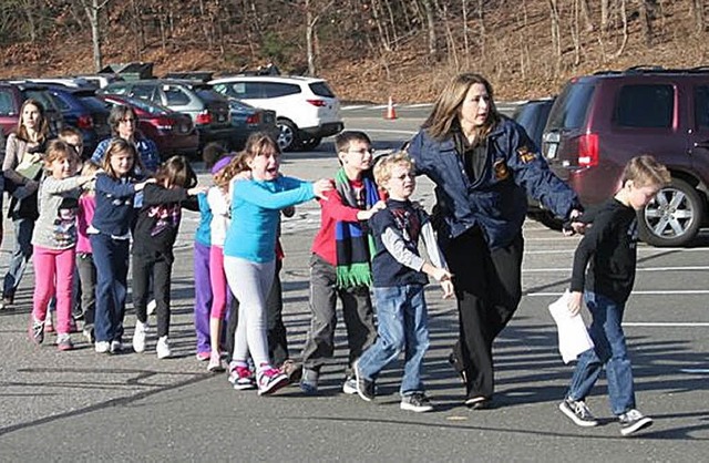 Am Freitag erschtterte ein Amoklauf eine Grundschule in Connecticut.  | Foto: dpa