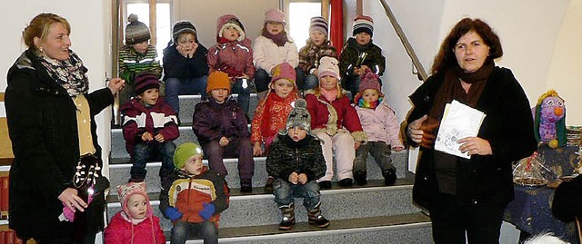 Kindergartenkinder erfreuten Senioren mit Adventsliedern.   | Foto: Eckard