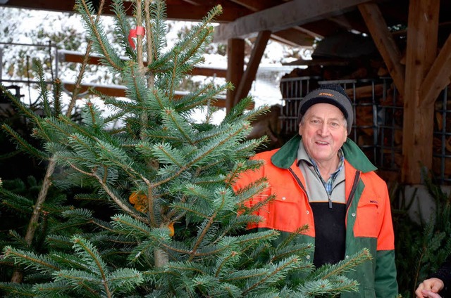 Bernhard Schuler prsentiert eine seiner Nordmanntannen.  | Foto: Gabriele Hennicke