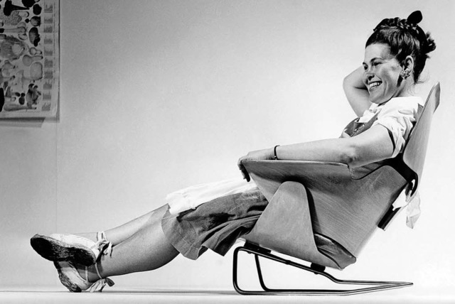 Ray Eames probiert 1946  eine experimentelle Stuhlkonstruktion aus.    | Foto: Eames Office