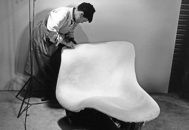 Organic Design: Ray Eames bei der Arbeit an &#8222;La Chaise&#8220;    | Foto: eames office