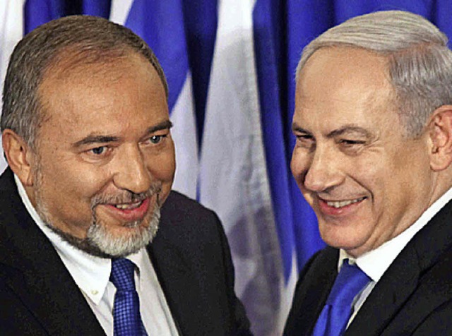 Lieberman (links) mit Premier Benjamin Netanjahu   | Foto: dpa