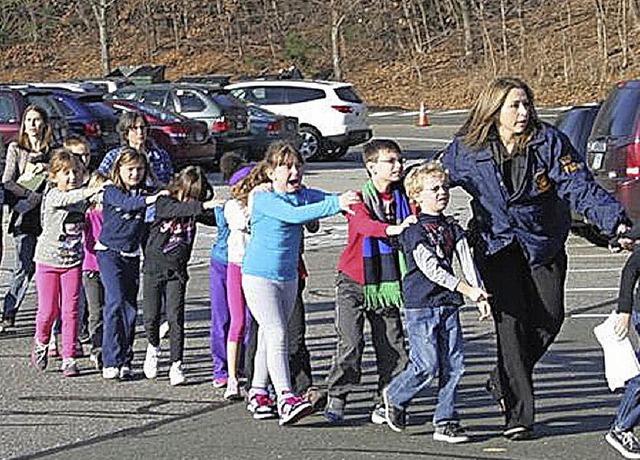 Polizisten evakuieren Kinder aus der S...k Grundschule in Newtown, Connecticut.  | Foto: dpa