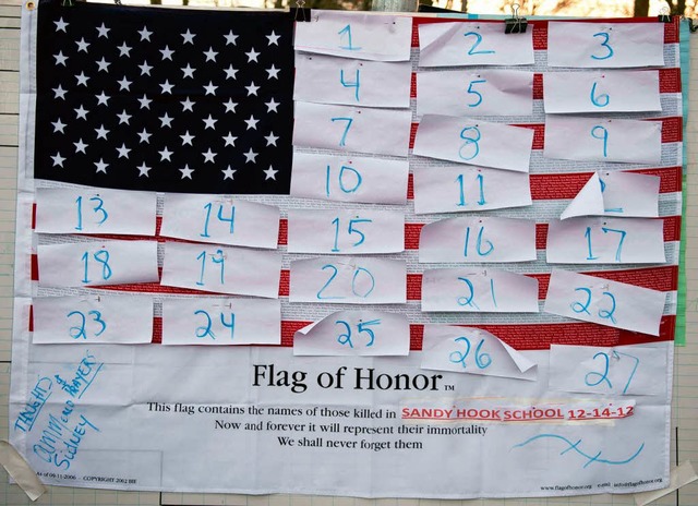 In Newtown wird auf einer Flagge den Toten des Amoklaufs gedacht.  | Foto: AFP