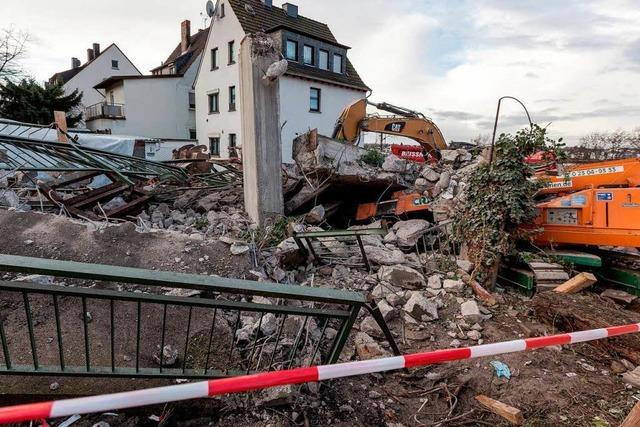 Einstrzende Brcke begrbt Arbeiter unter sich