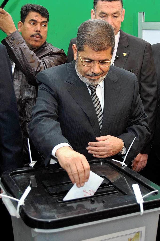 Prsident Mohammed Mursi bei seiner Stimmabgabe in Kairo.  | Foto: dpa