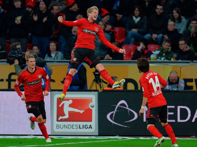 Andr Schrrle (Mitte) und Bayer Leverkusen schweben weiter in hheren Sphren.  | Foto: AFP