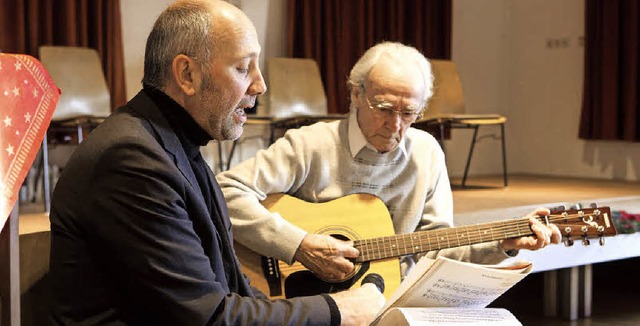 Pfarrer Heinz Vogel und Gitarrist Hein... den Kollnauer Senioren Adventslieder.  | Foto: Fotos: Gabriele Zahn