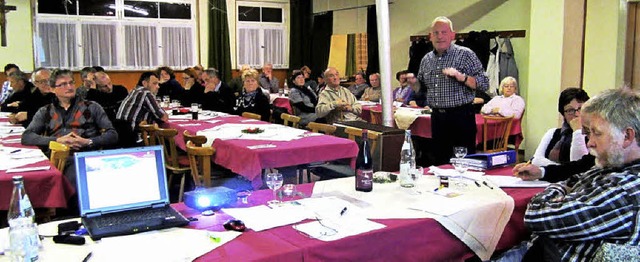 Georg Kaufmann referierte vor Nordweil...ituation des Badischen Winzerkellers.   | Foto: Merz