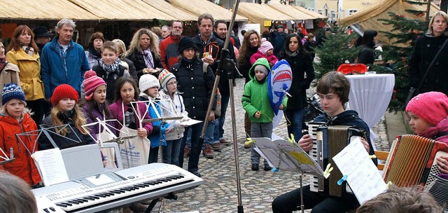 Oberer und unterer Marktplatz in Endin...or und Orchester vor vielen Besuchern.  | Foto: Ilona Hge