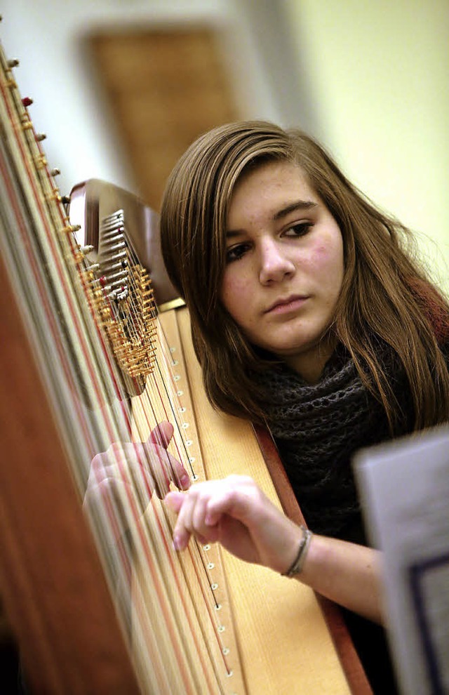 Konzentriert: Die Harfenistin beim Weihnachtskonzert in der Christuskirche.   | Foto: C. Breithaupt