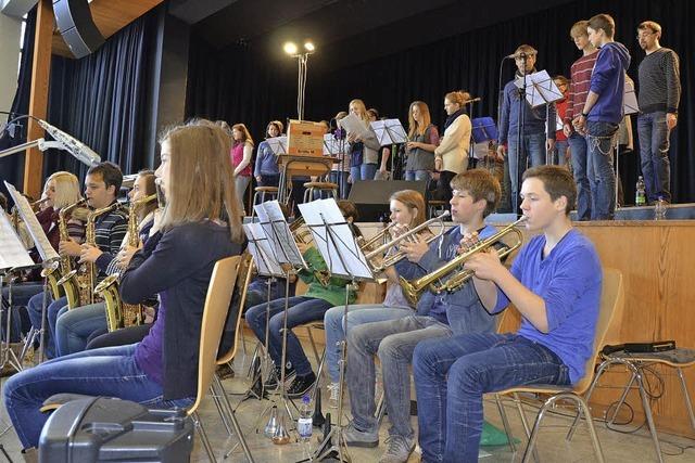 Big Band und Chor des Max-Planck-Gymnasiums proben fürs Rock-Oratorium