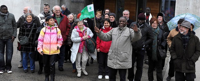 Die Esperanto-Gruppe vor der Rieselfelder Maria-Magdalena-Kirche  | Foto: Rita Eggstein