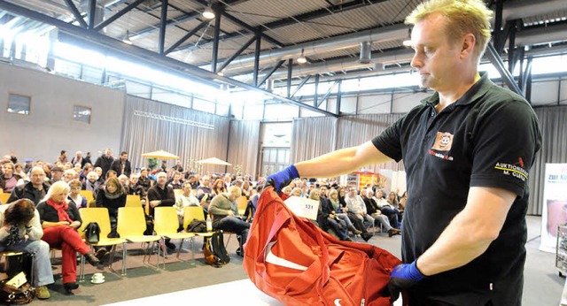 Ren Khnert, ein Mitarbeiter von Aukt..., mit einer Sporttasche in Signalfarbe  | Foto: Eggstein